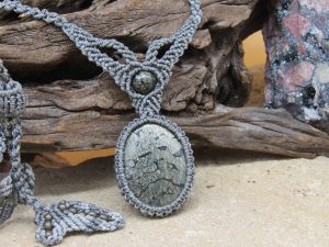 collier gris et bronze en marcassite