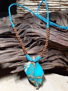 collier turquoise et brun en jaspe turquoise et macramé