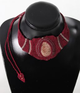 plastron collier bordeaux et sable en macramé sur pierre chrysanthème