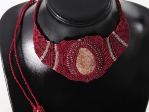 plastron collier bordeaux et sable en macramé sur pierre chrysanthème