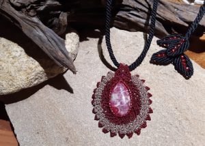 collier rouge et noir en macramé sur pierre chrysanthème