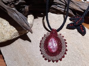 collier rouge et noir en macramé sur pierre chrysanthème