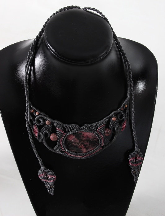 collier plastron gris rose -macramé sur rhodonite