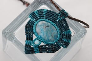 collier bleu ras du cou tribal en macramé sur agate