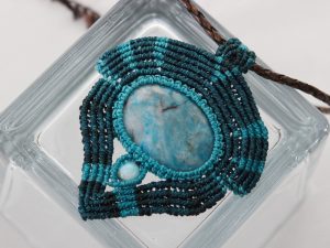 collier bleu ras du cou tribal en macramé sur agate