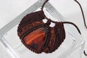 collier brun orange ras du cou tribal en macramé sur agate