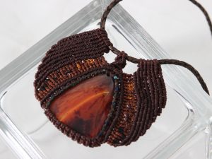 collier brun orange ras du cou tribal en macramé sur agate