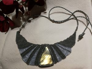 plastron collier or et gris en macramé sur labradorite or