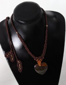 collier brun orange en macramé et œil de tigre