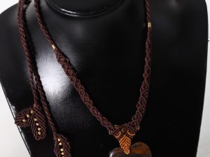 collier brun orange en macramé et œil de tigre