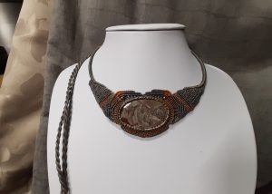collier gris et or en jaspe mushroom et macramé