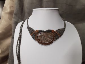 collier gris et or en jaspe mushroom et macramé