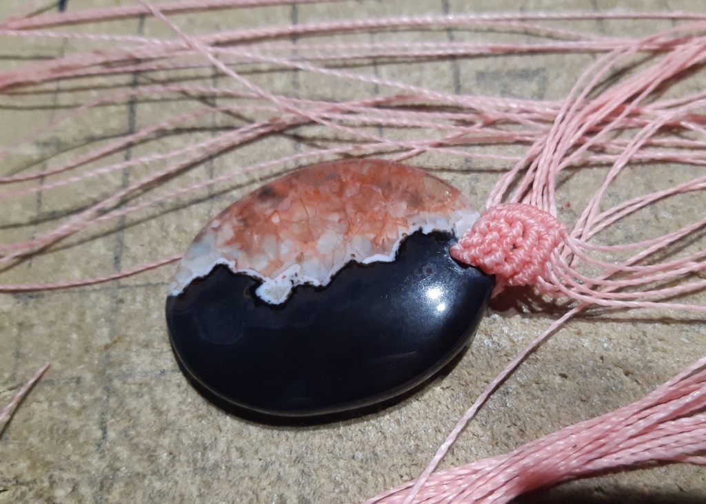 en cours de création collier "panthère rose" sur agate