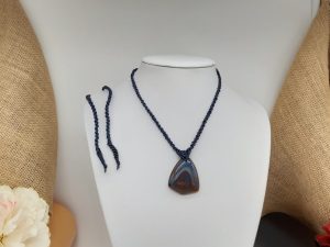 homme ou femme - bijou en macramé-bleu sur agate