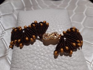 bracelet brun en macramé volte dessus dessous