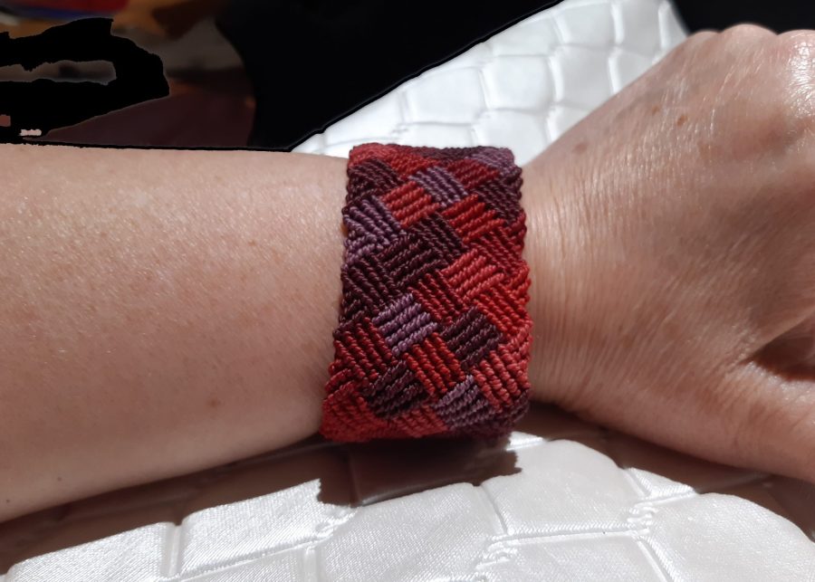 bijou- bracelet damier rouge en macramé -