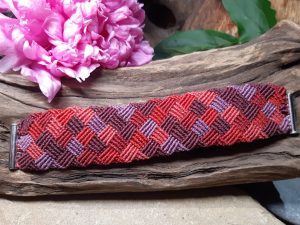 bijou- bracelet damier rouge en macramé -