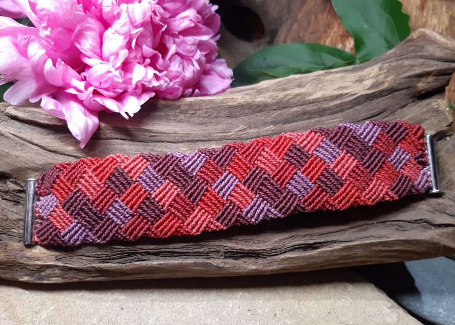 bijou- bracelet damier rouge en macramé -