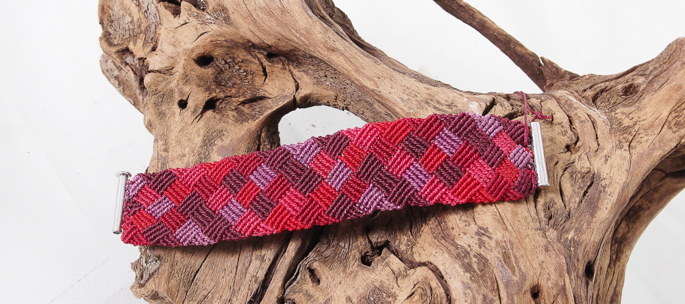 bijou- bracelet damier rouge en macramé -