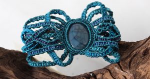 bijou-bracelet manchette bleue Méduse sur agate bleue