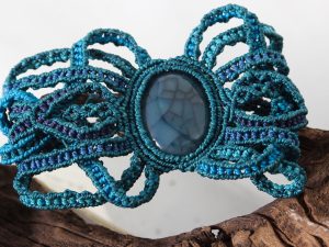bijou-bracelet manchette bleue Méduse sur agate bleue