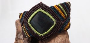 femme- bijou en macramé- bracelet sur jaspe gros plan