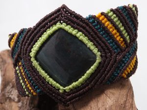 femme- bijou en macramé- bracelet sur jaspe gros plan