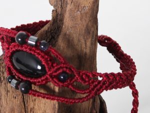 femme-bijou- bracelet en macramé rouge sur onyx noir