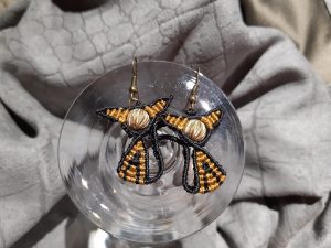 femme, bijou-boucles d'oreille noires et or en macramé "chatons tenue de soirée "