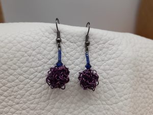paire de boucles d’oreille violet satiné et bleu .