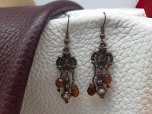 paire de boucles d’oreille brun et cuivre.