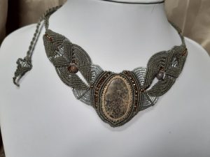 collier gris en macramé gris - autour d'un corail fossile