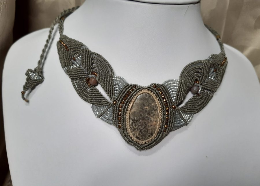 collier gris en macramé gris - autour d'un corail fossile
