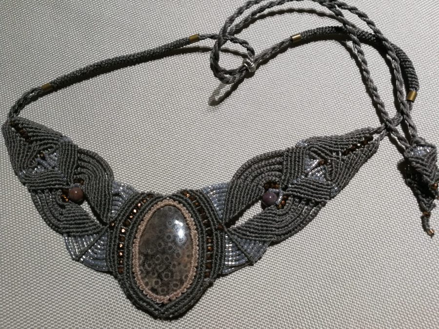 collier gris en macramé gris - autour d'un corail fossile
