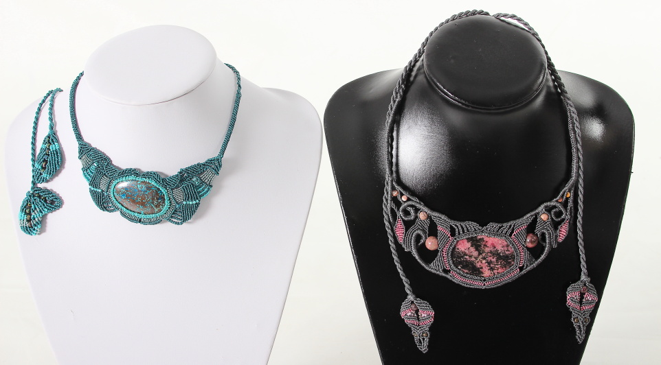 colliers plastrons- sur chrysocolle et rhodonite