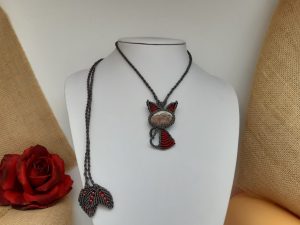 collier rouge sur jaspe en macramé CHAT PRÉCIEUX