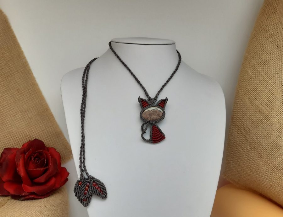 collier rouge sur jaspe en macramé CHAT PRÉCIEUX