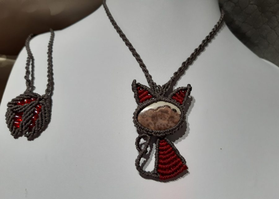 collier rouge sur jaspe en macramé CHAT PRÉCIEUX