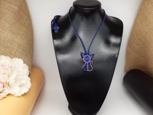 femme, bijou bleu en macramé et agate chat bleu