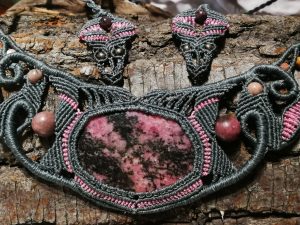 plastron collier gris et rose en macramé sur rhodonite