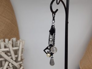 femme-accessoire : bijou de sac Intemporel, en noir et blanc .