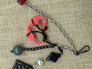 femme, accessoire bijou de sac fun
