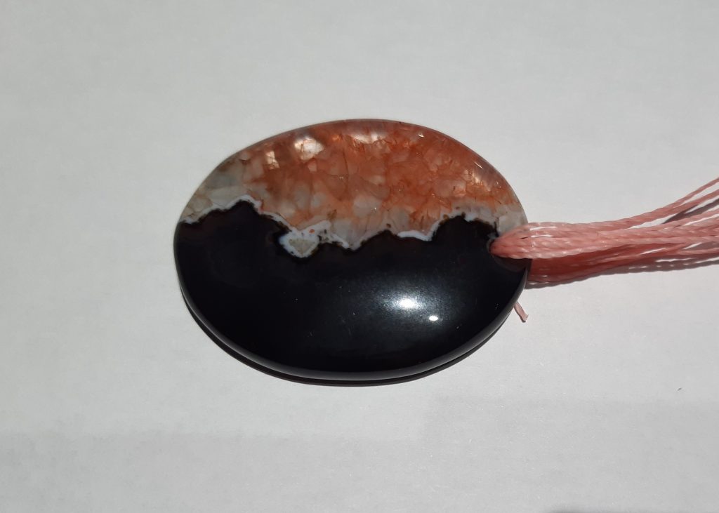 en cours de création collier "panthère rose" sur agate