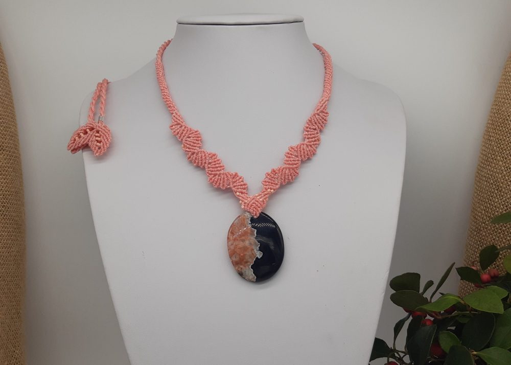 femme- collier rose en macramé sur agate noire et rose
