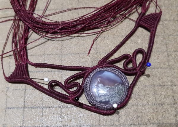 femme- collier en macramé sur agate mousse en création