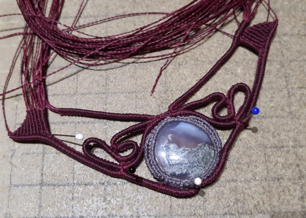 femme- collier en macramé sur agate mousse en création