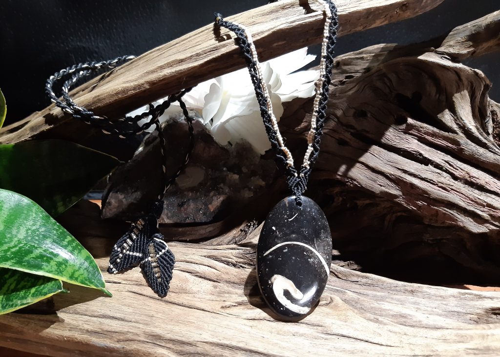 bijou en pierre fossile de turritelle, collier en macramé