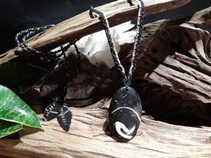 bijou en pierre fossile de turritelle, collier en macramé