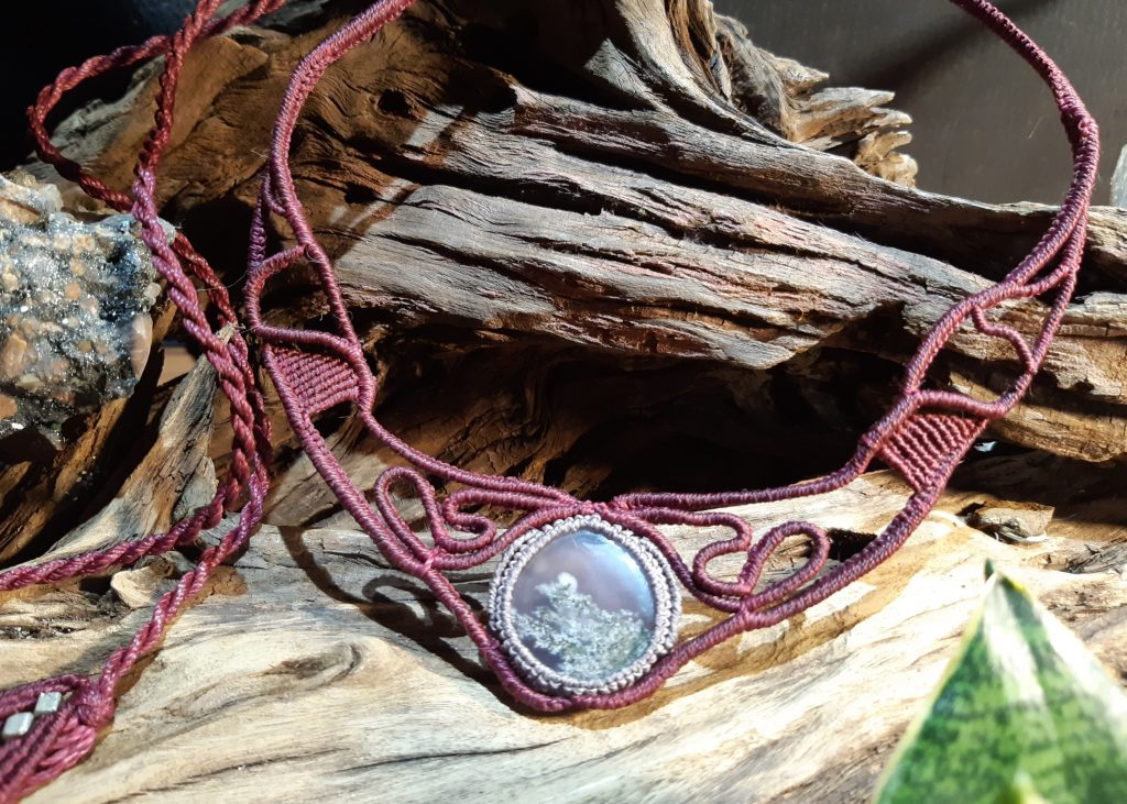 bijou-collier bordeaux en agate mousse et macramé