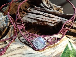 bijou-collier bordeaux en agate mousse et macramé